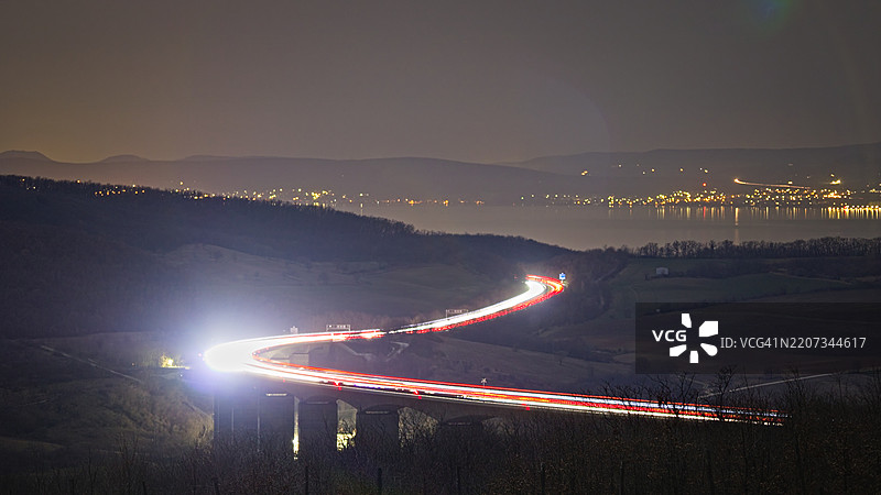 夜晚灯火辉煌的城市高角度视图图片素材
