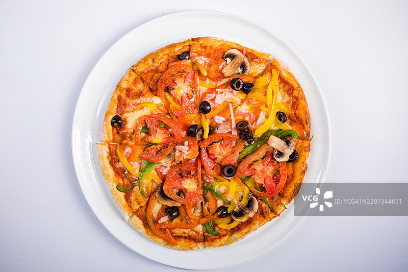 从上方直接拍摄的披萨放在桌子上的盘子里，肯尼亚图片素材