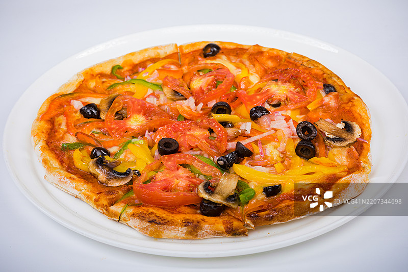 白色背景上盘子里的披萨特写图片素材