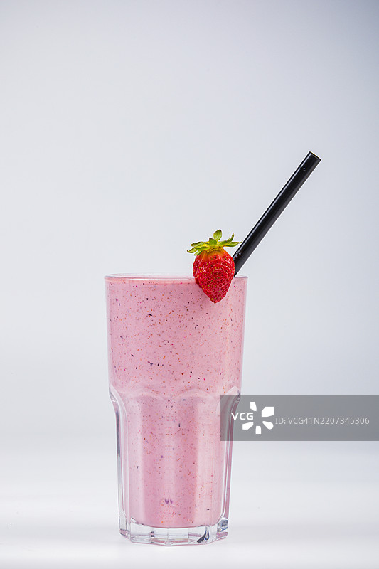 白色背景下的玻璃杯果昔特写，肯尼亚图片素材