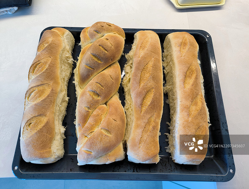 高角度视图的面包在托盘中图片素材