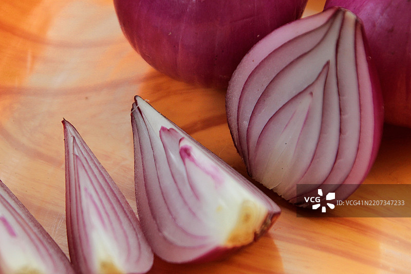 切菜板上切好的洋葱特写图片素材