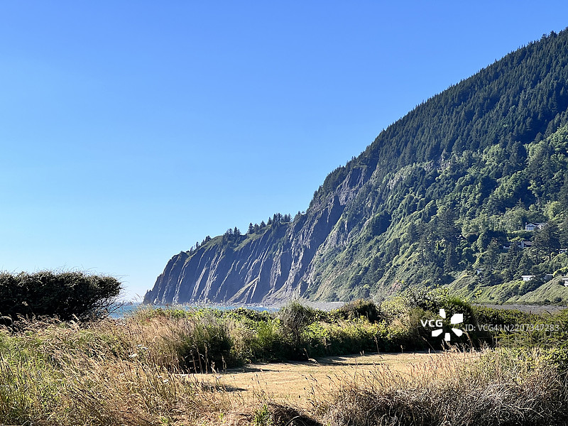 清澈蓝天下的风景如画的景观，曼扎尼塔，俄勒冈州，美国图片素材