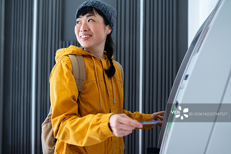 是时候去取一些现金了图片素材