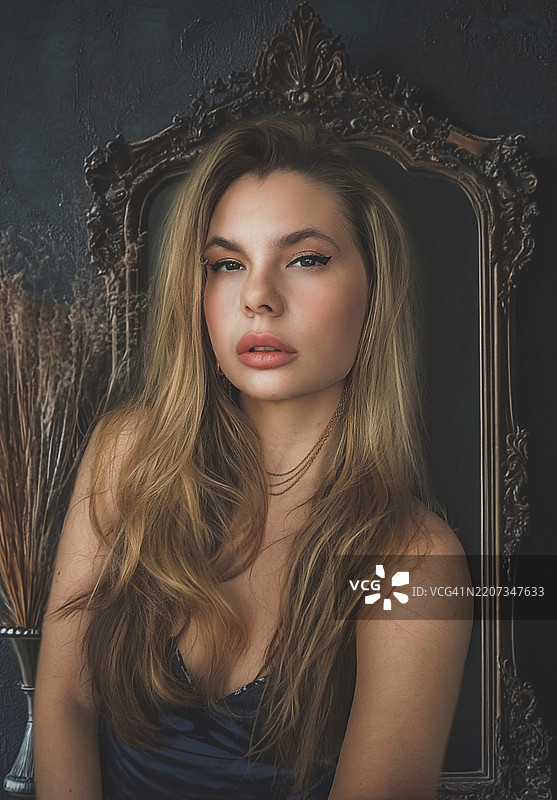 美丽年轻女性的肖像，背景为黑色图片素材