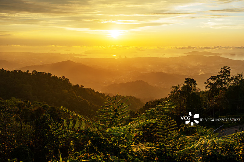 孟加拉的布基特科科山日落与亚庇市景观图片素材