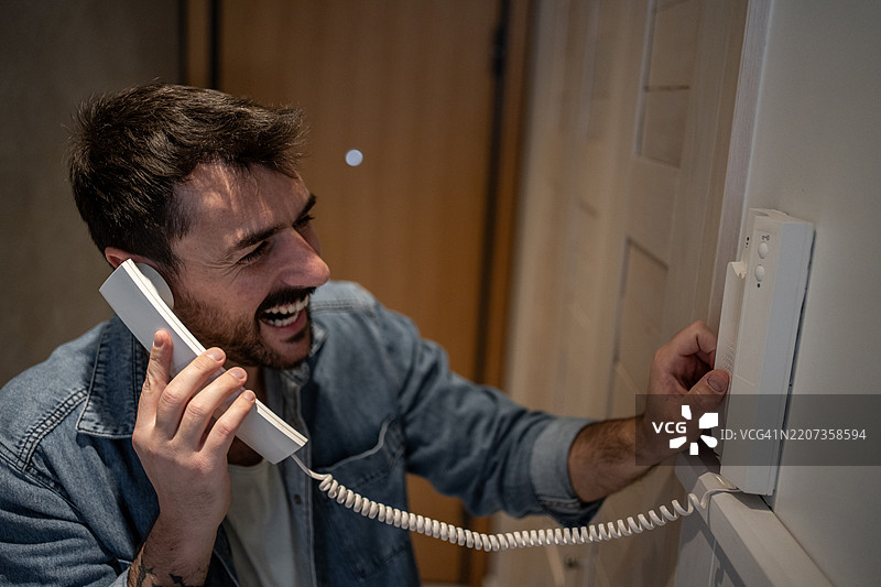 男子在愤怒地打电话时使用对讲机图片素材