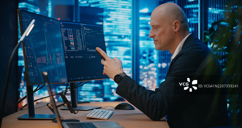 商务分析师正在手机上打字，微笑着阅读刚收到的消息图片素材