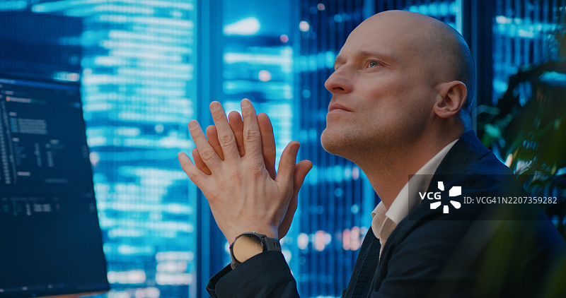 执行董事在思考下一步行动时面临艰难决策，特写镜头图片素材