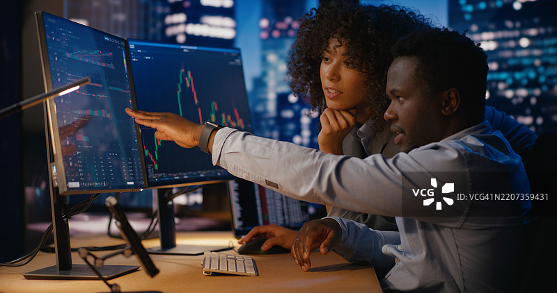 股权经理与分析师讨论策略，探索潜在的股票机会图片素材