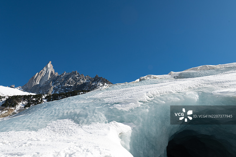 霞蒙尼冰洞的入口图片素材