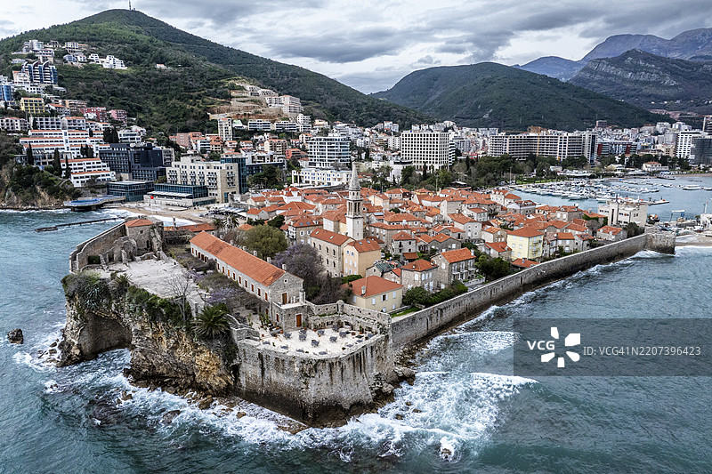 从无人机视角俯瞰美丽的布德瓦老城图片素材