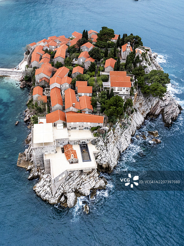 迷人的斯维提斯特凡岛从上方俯瞰，坐落在亚得里亚海的翡翠水域中。图片素材