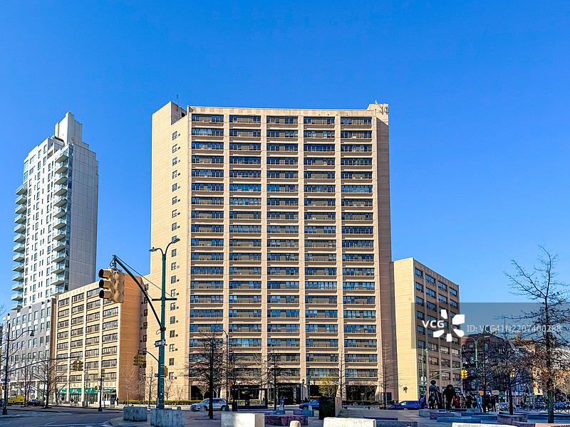 纽约市弗雷德里克·道格拉斯圆环的高层公寓塔楼和两侧低层倾斜的翼楼图片素材