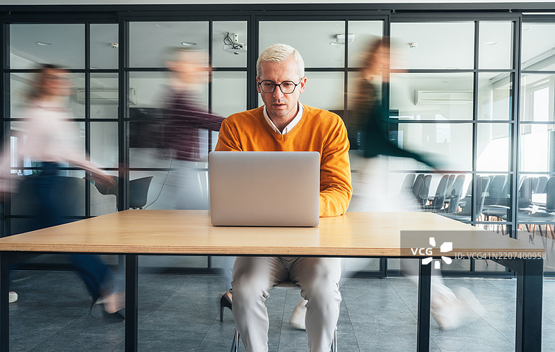 专注的力量：现代办公室中的专注力图片素材