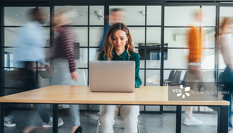 专注的力量：现代办公室中的集中力图片素材