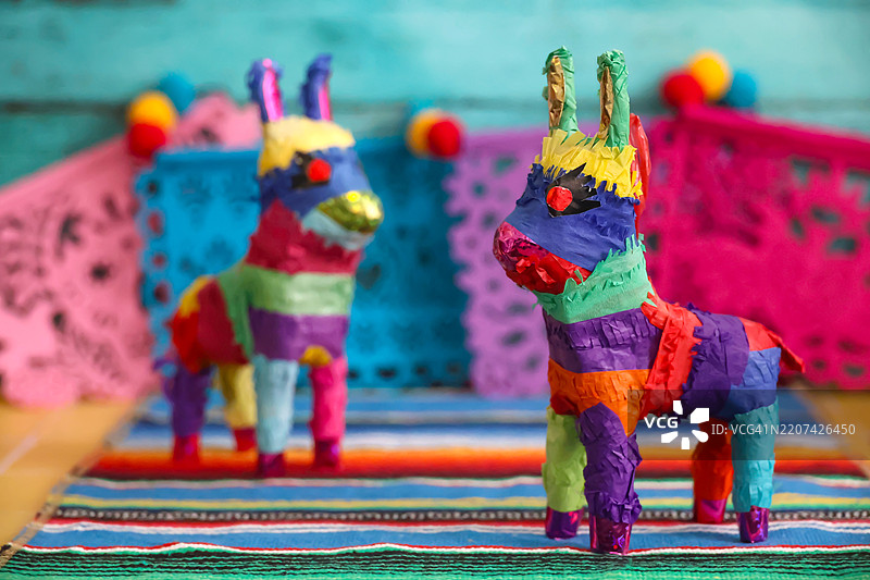 五彩缤纷的皮纳塔装饰图片素材