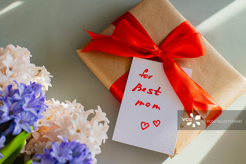 母亲节庆祝活动中的红色丝带礼品盒和卡片的俯视图图片素材
