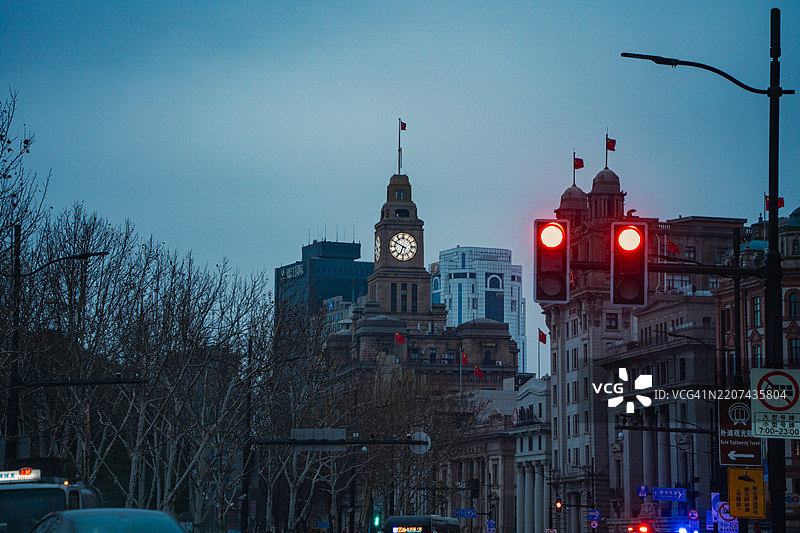 上海外滩的历史经典与绚丽色彩图片素材