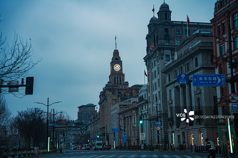 上海外滩的历史经典与绚丽色彩图片素材