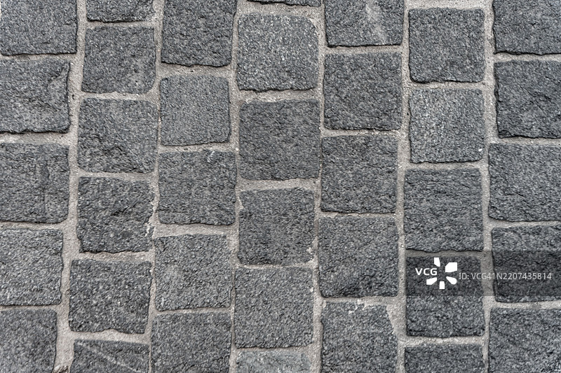 一面近距离拍摄的空灰色混凝土块墙。图片素材