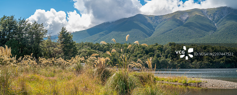 罗托伊蒂湖与草原图片素材