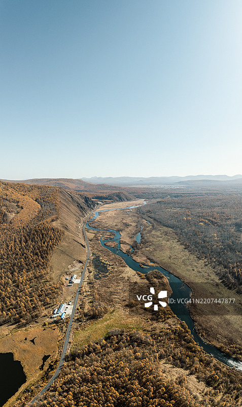 内蒙古高原上的河流在秋天穿过金色的草原和蒙古草原。图片素材