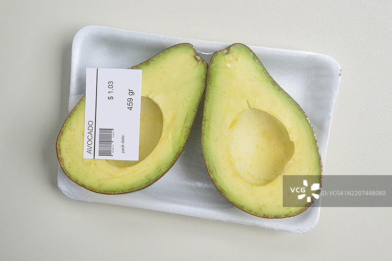 新鲜预切的鳄梨装在泡沫托盘中出售图片素材