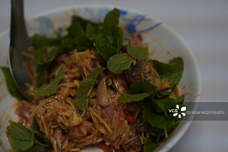 泰式辣味罐头沙丁鱼沙拉图片素材