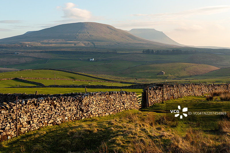 阳光明媚的下午，英格尔伯勒和里布尔斯代尔图片素材