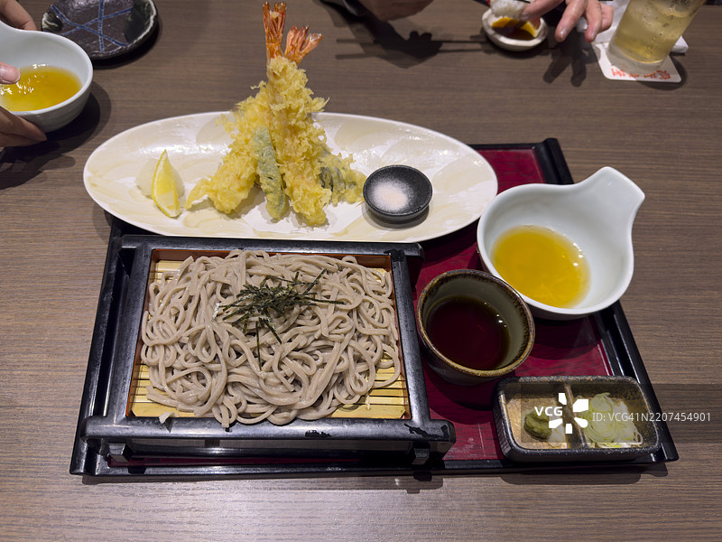 虾天妇罗荞麦面餐正在上菜图片素材