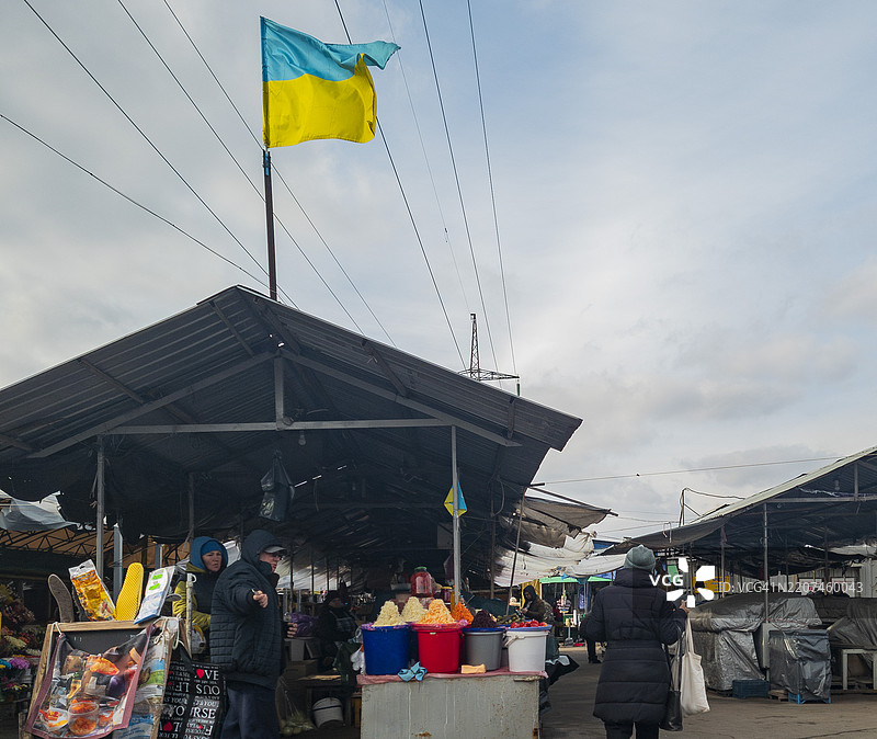 探索基辅繁忙市场的生动街道，展示2025年3月的日常生活和乌克兰文化图片素材
