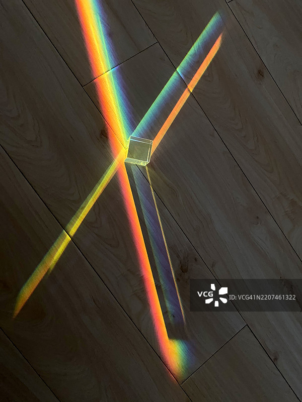 木地板上的彩虹倒影图片素材