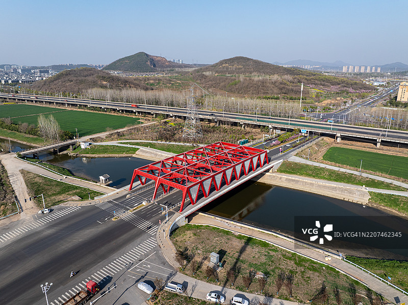 红色桁架框架形状的桥图片素材