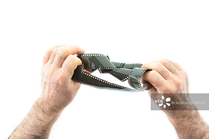 男子在查看35毫米胶卷带图片素材