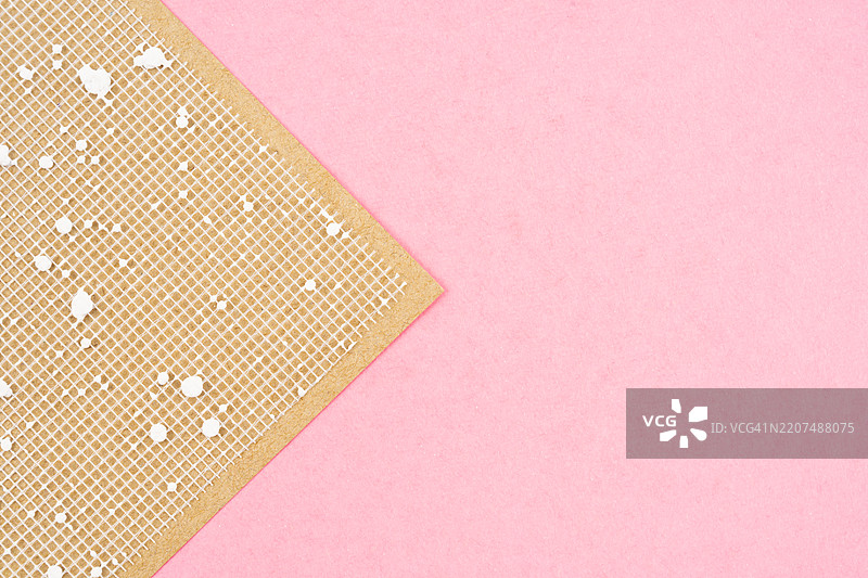 棕色和粉色纸张纹理作为背景。图片素材