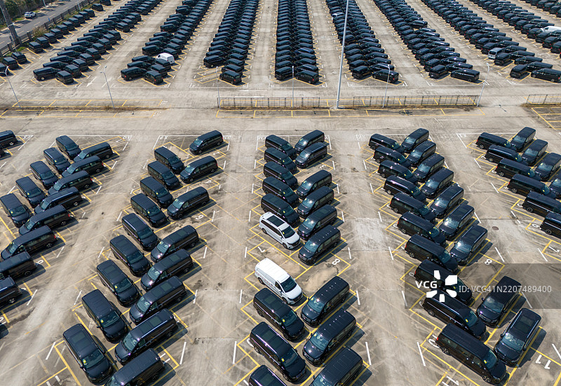 户外停车场中排列整齐的黑色汽车鸟瞰图图片素材