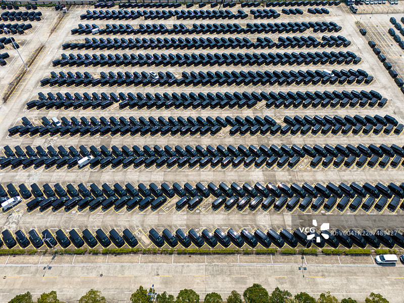 有序停车场的鸟瞰图图片素材
