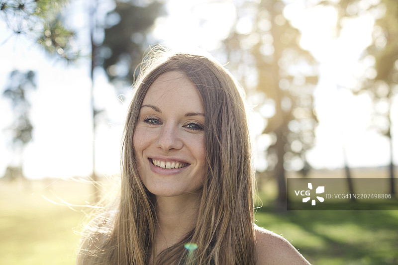自然中微笑的年轻女性肖像图片素材