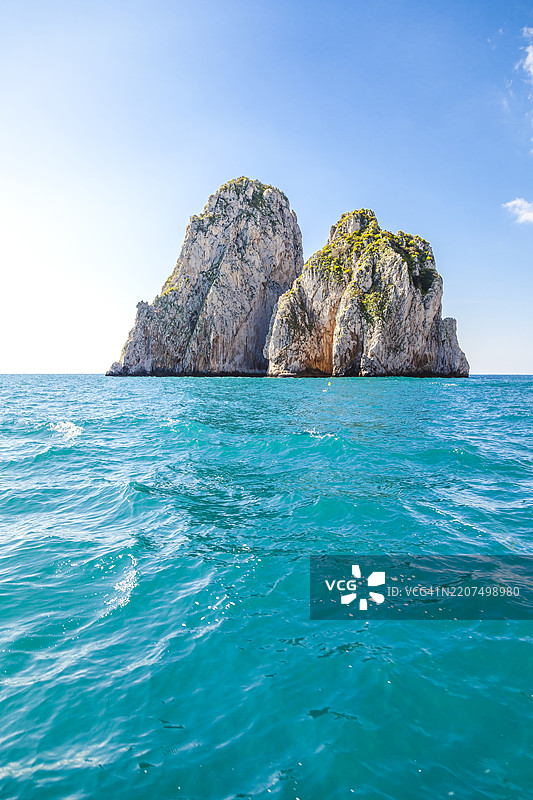 令人惊叹的美景，迷人的卡普里岛坐落在意大利美丽的坎帕尼亚地区。图片素材