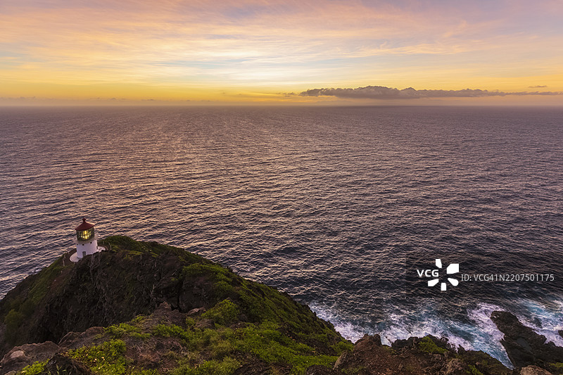 美国，夏威夷，瓦胡岛，檀香山，马卡普乌角的景色，日出时的灯塔图片素材
