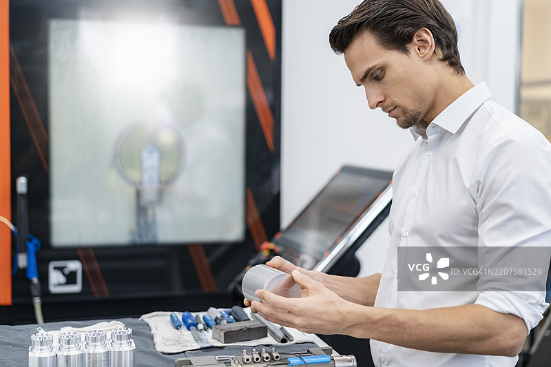 商人在工厂检查工件图片素材