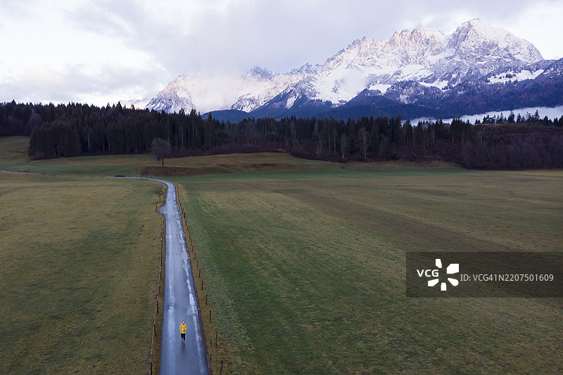 奥地利，奥本多夫，空中俯瞰一名女性在道路上图片素材