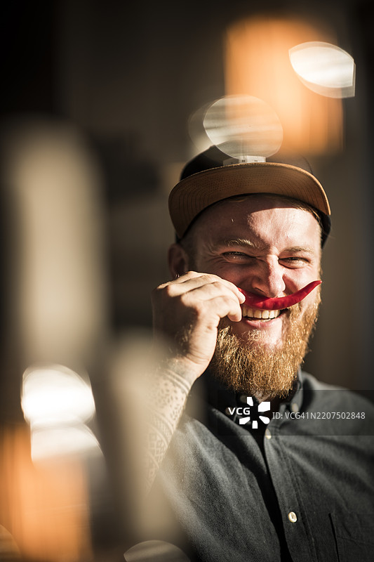 一位留着红色辣椒胡子的男人肖像图片素材