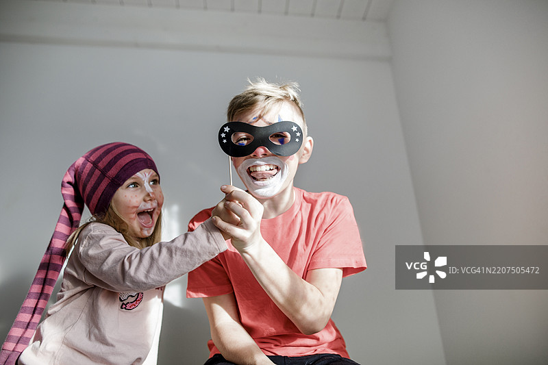 哥哥和妹妹为狂欢节打扮，一起玩得很开心图片素材