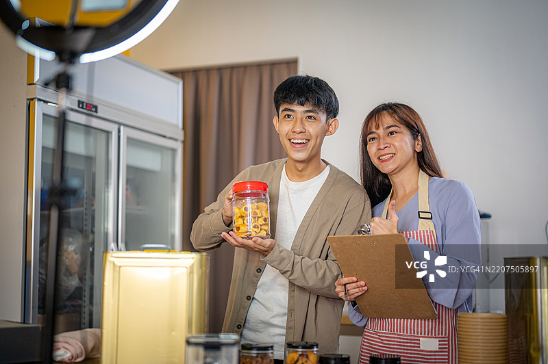 创业烘焙：两位企业家通过智能手机销售自制饼干图片素材