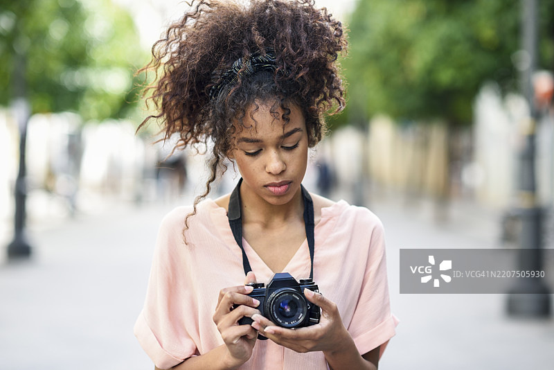 年轻女性在城市中看着镜头图片素材
