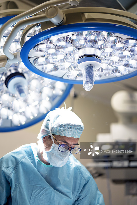 手术中医生的肖像图片素材