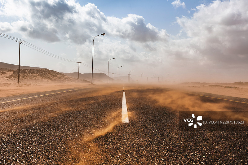 阿曼苏丹国，哈德角，沙尘暴中的沙漠公路图片素材