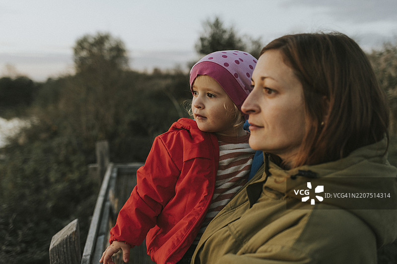 母亲在大自然中抱着小女儿图片素材